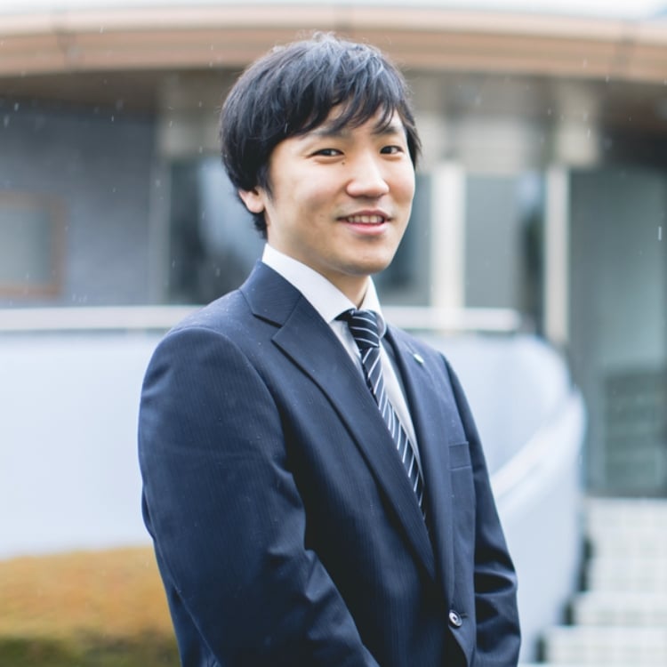 %name%-2010年入社 営業企画課 課長補佐